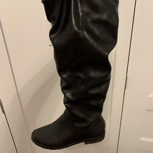 Winter black boots in very good condition